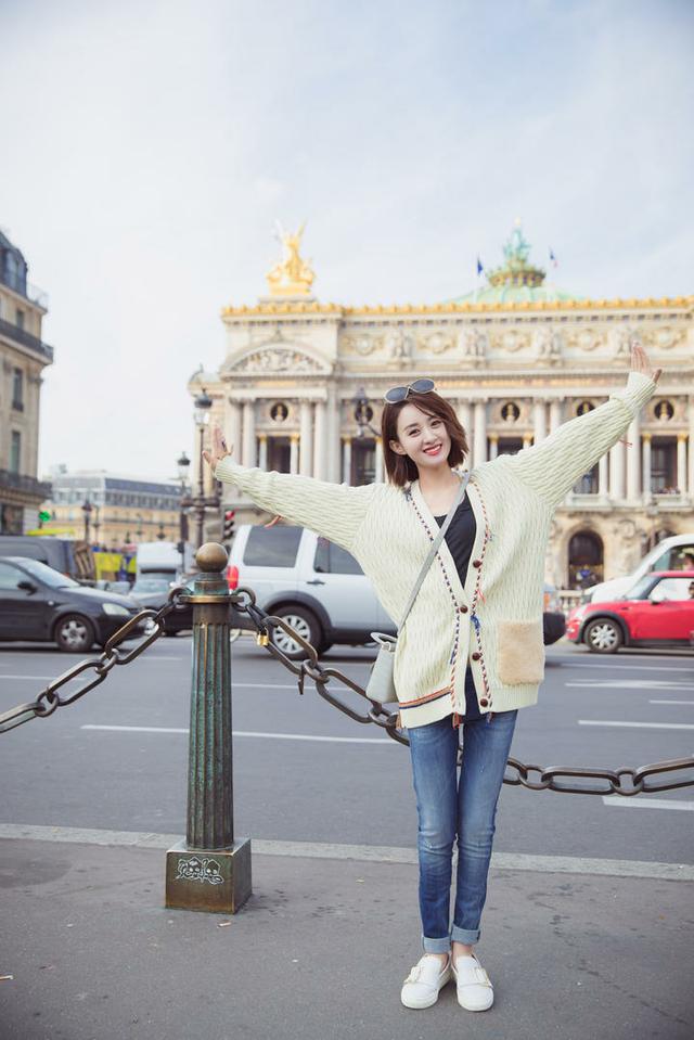 赵丽颖结束巴黎时装周工作后在巴黎逛街拍照，歌剧院前放飞自我