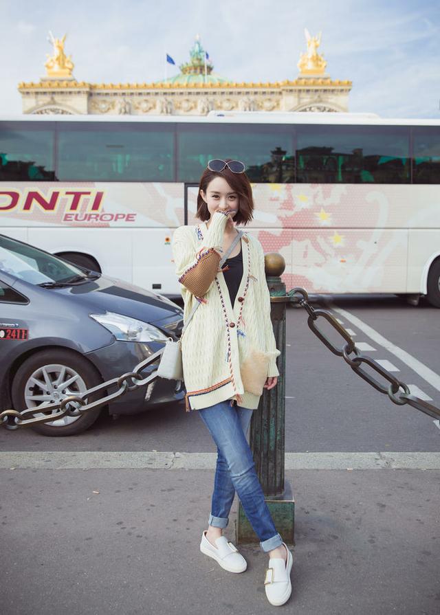 赵丽颖结束巴黎时装周工作后在巴黎逛街拍照，歌剧院前放飞自我