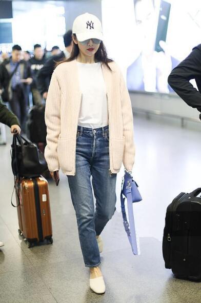 36岁王鸥现身机场，开衫配牛仔裤，竟这么美，这种搭配你也能试试