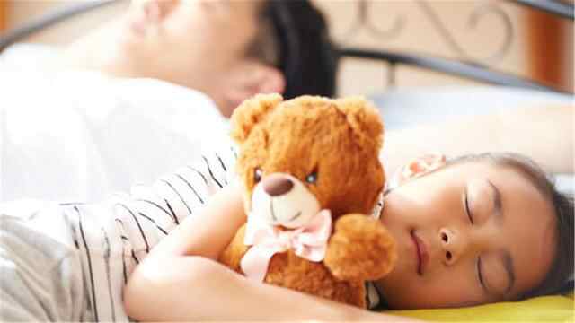 孩子几岁分床睡最好,为什么不建议孩子睡上下床
