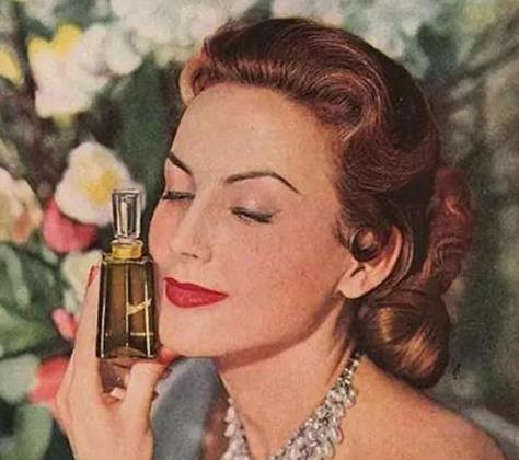 什么香水闻起来神秘又干净，适合中年女人的淡香水有哪些
