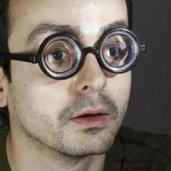 长期戴眼镜眼睛会小吗，为什么拿掉眼镜变丑了