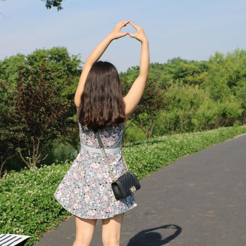 女人避开男人目光原因，女人有意避开你的目光眼神