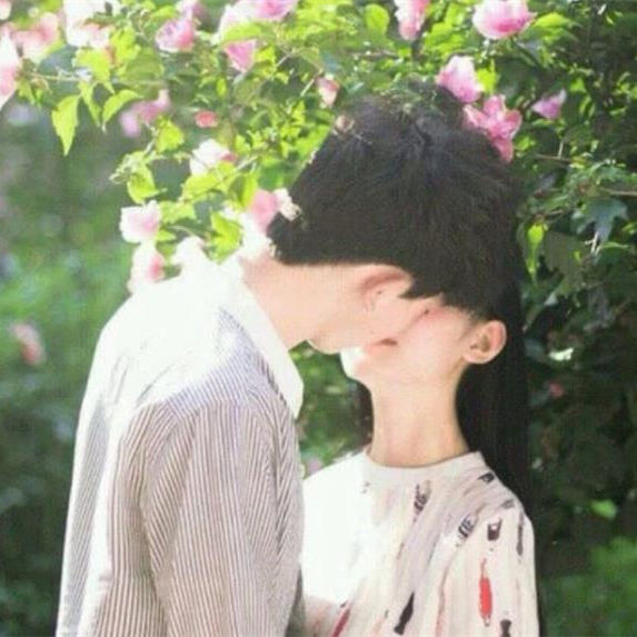 见面直接吻你的男人爱你吗,第一次见面男人就拥抱接吻正常吗