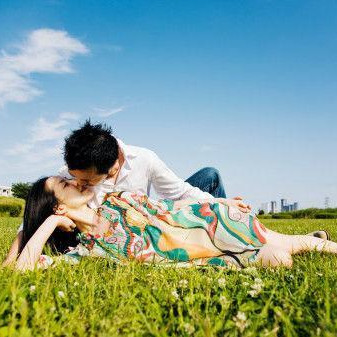 男人特别迷恋你的表现，40多岁男人迷恋一个女人的表现