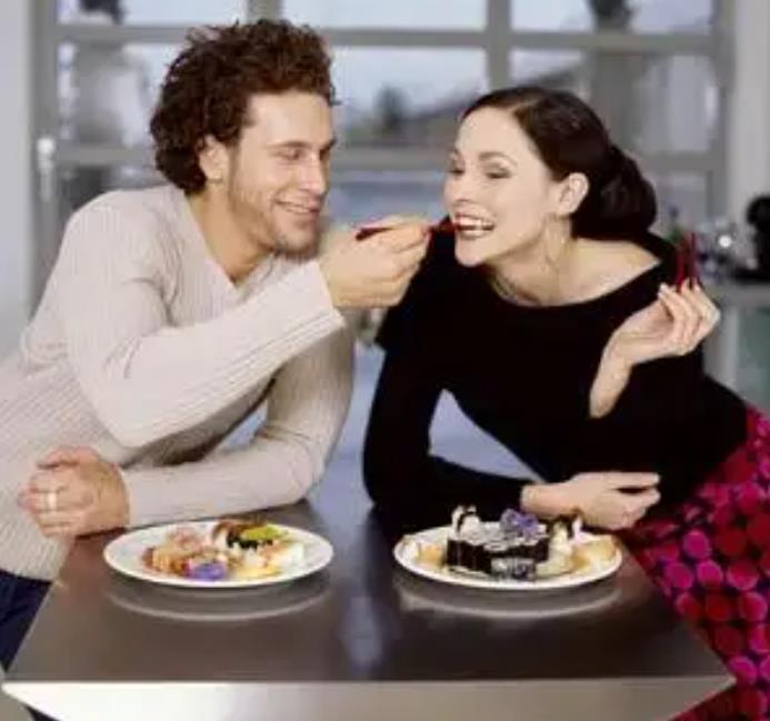 男人都喜欢女人喂他吃东西吗，男人喜欢夹菜喂女人嘴里说明什么