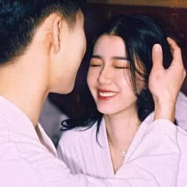 接吻时男生的手应该放在哪最好，接吻时男生手的位置代表什么