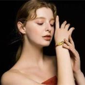女人长期戴金子的好处，女人金戒指戴左手还是右手