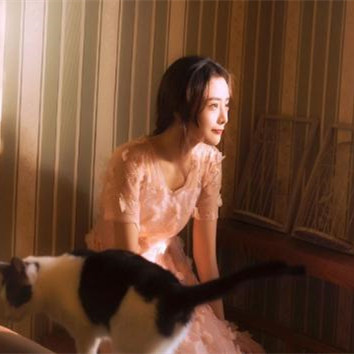 男人为啥喜欢女人身上淡淡的香味，男人喜欢害羞还会撒娇的女人吗