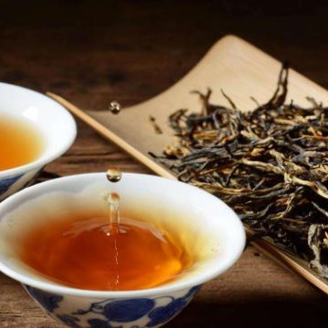 黑茶和红茶哪个更养生，红茶黑茶哪个适合女性