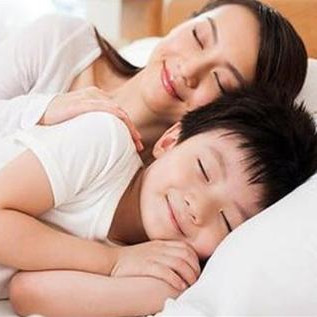 孩子满月姥姥准备什么，男孩最晚多大与母亲分床睡