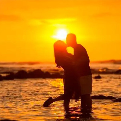 女人允许你吻她的征兆，为什么不要主动给男人发信息