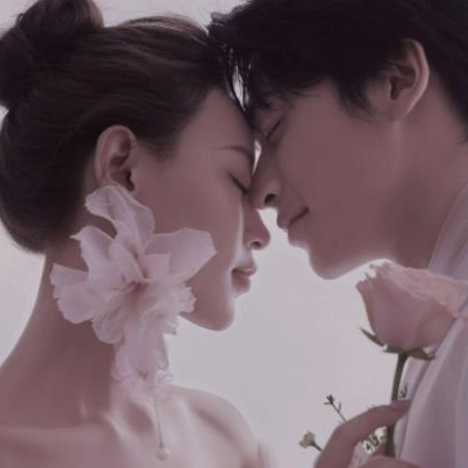 男生递东西碰手是故意的吗，男人给我递东西的时候碰我手是不是喜欢我