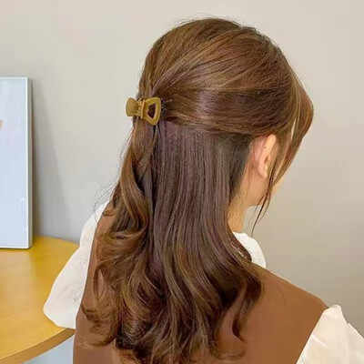 女人究竟披发好看还是扎发显减龄,40的女人扎发好看还是披发好看