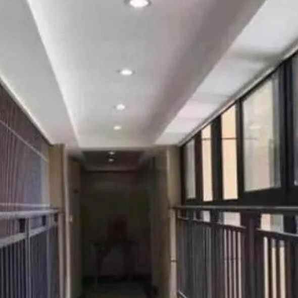 连廊边户门口能放鞋柜吗