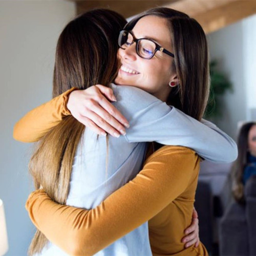 60岁女人搂男人腰暗示什么