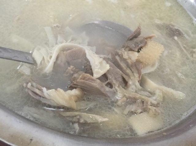 羊肉汤里煮上一盘豌豆尖，万般愁闷都融在滚烫的汤里了
