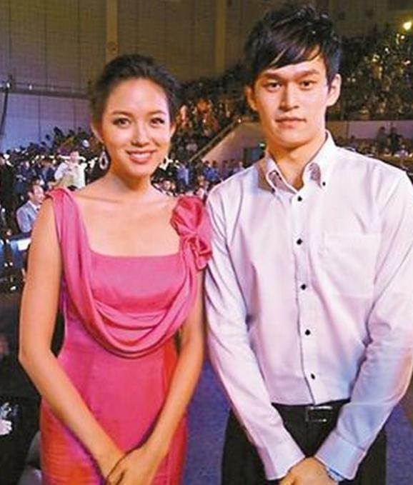 1米8左右男人和她合影满脸尴尬，只有1米98的孙杨大获全胜