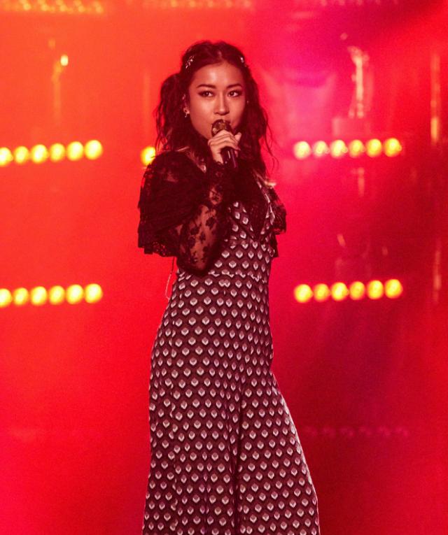吉克隽逸穿衣超大胆 “尿不湿”开演唱会 “黑”压群芳