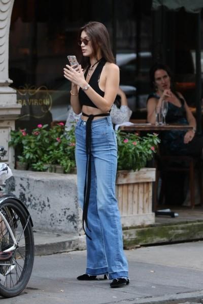 黑色背心加牛仔裤：欧美街拍达人教你这么穿又有新意又走时尚前列