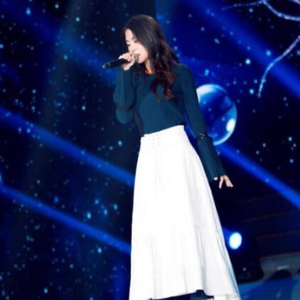 为什么歌手张碧晨总喜欢把裤子穿进裙子里呢？