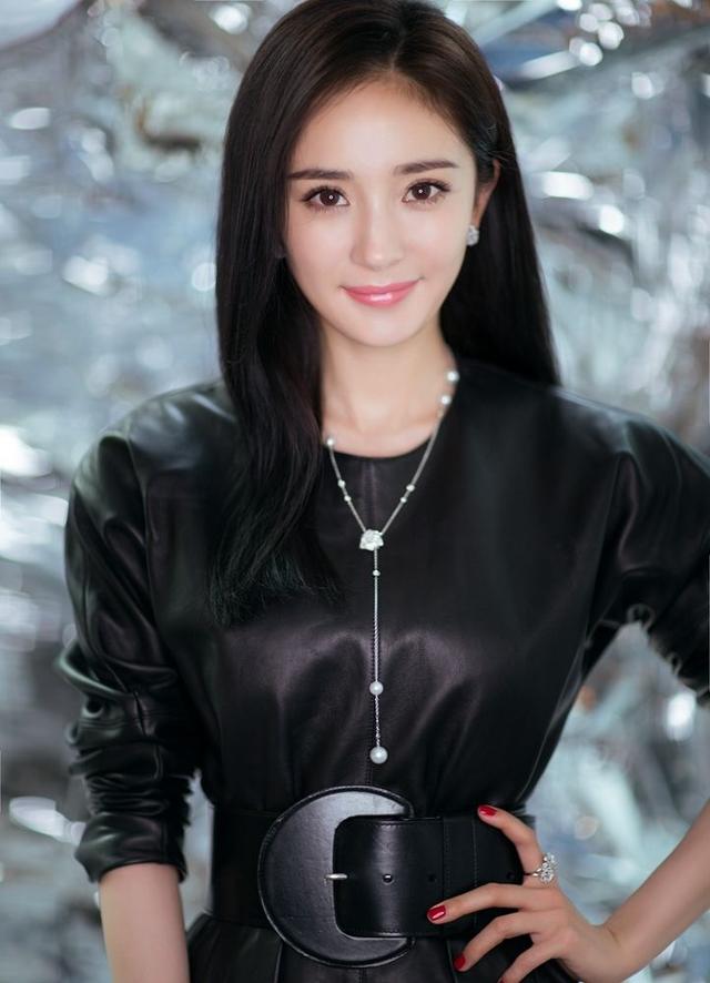 穿衣搭配：长脖子这样搭配衣服不尴尬！女神就是这样来的！