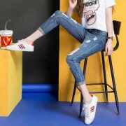 宽松牛仔裤适合怎样的女孩,提臀塑造一个有活力的你