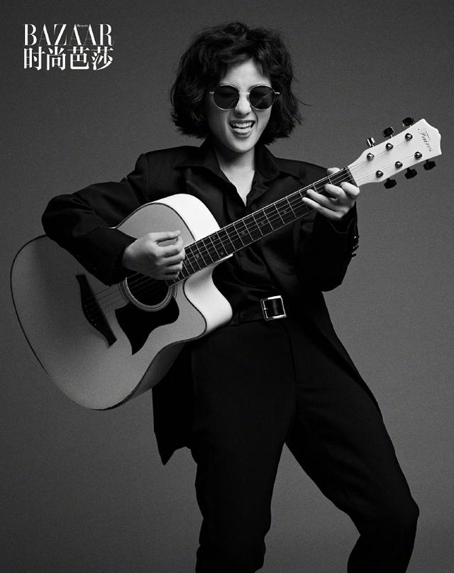 张钰琪最新时尚大片致敬约翰列侬，挑战男装造型萌酷可爱