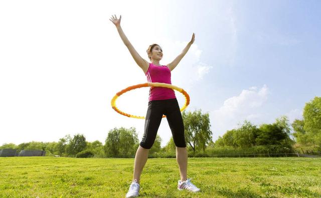 转呼啦圈是减脂的好方法，但如何正确地练习呢？一起看看吧