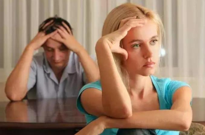 离婚后前妻还爱你表现，前妻出轨后悔复婚的几率大吗