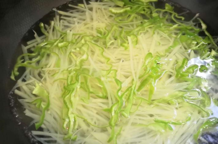 饭店土豆丝为什么很脆，炒土豆丝要不要焯水
