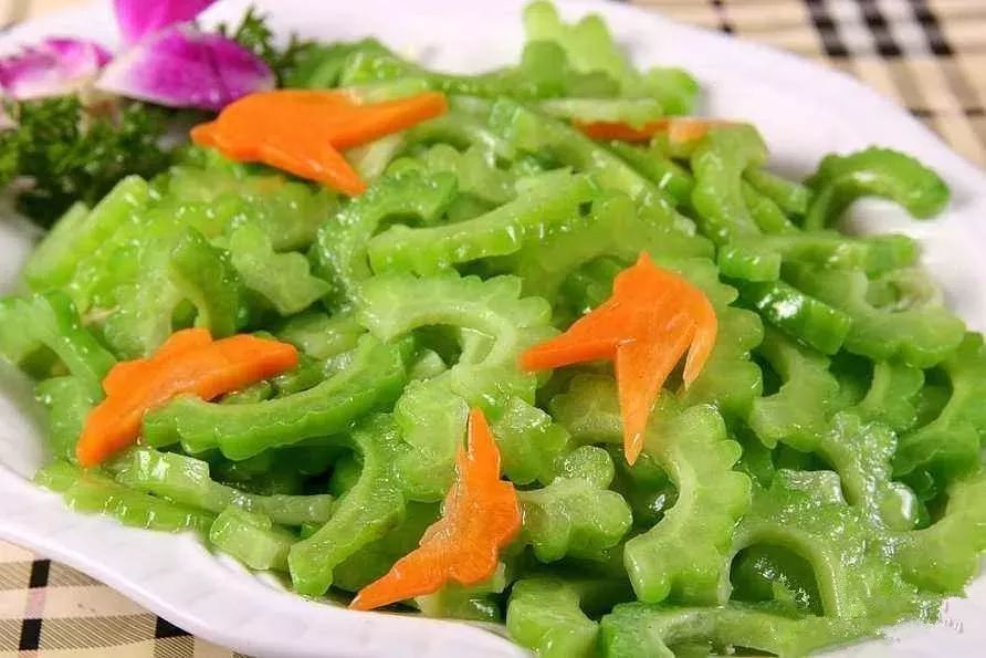 苦瓜怎么炒才不苦，清炒苦瓜要不要焯水