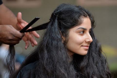 为什么印度人毛发浓密，为啥印度女人头发那么多