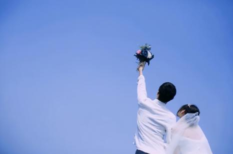 女人六种暗示爱上你，女人向男人示爱有哪种暗示