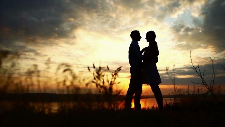 女人这三个动作说明她想你了,一个女人喜欢你的潜意识动作