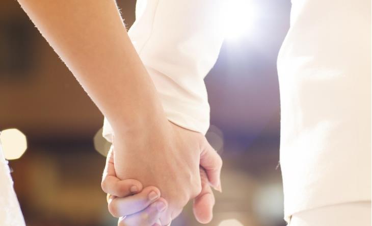 女人这三个动作说明她想你了,一个女人喜欢你的潜意识动作