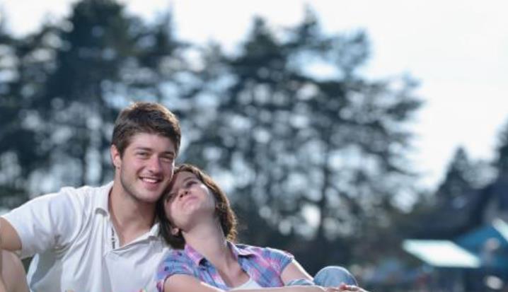 女人这三个动作说明她想你了,一个女人喜欢你的潜意识动作