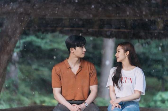 女人这三个动作说明她想你了,一个女人喜欢你的潜意识动作