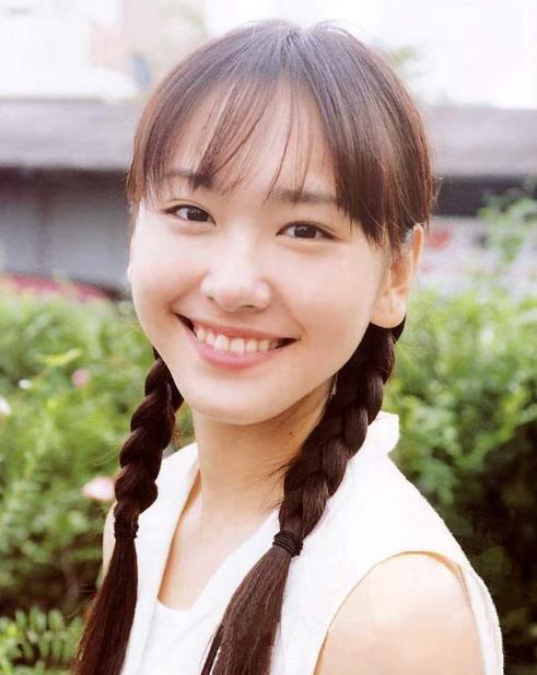 女人这三个动作说明她想你了,一个女人喜欢你的潜意识动作