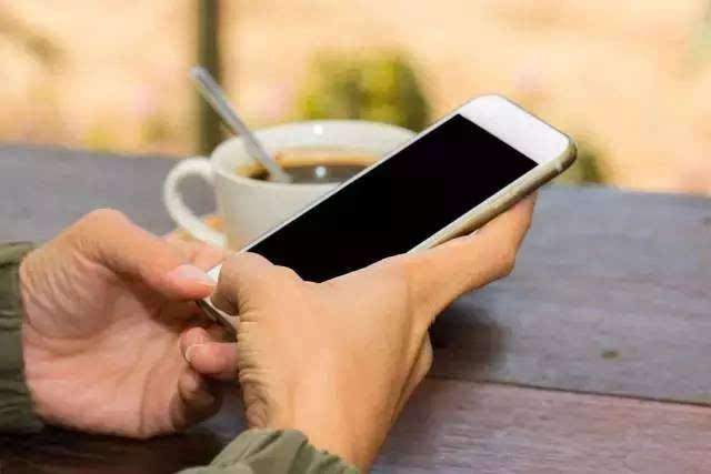 经常给你点赞的男人代表什么意思，给异性点赞意味着什么