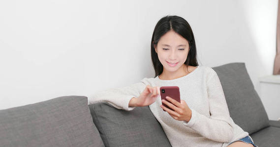 经常给你点赞的男人代表什么意思，给异性点赞意味着什么