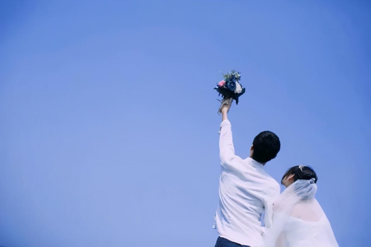 女性发自拍照暗示什么，愿意发照片给你的女生是啥意思