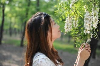 女人避开男人目光原因，女人有意避开你的目光眼神