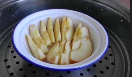 长期吃蒸苹果的好处，三种人不宜吃蒸苹果