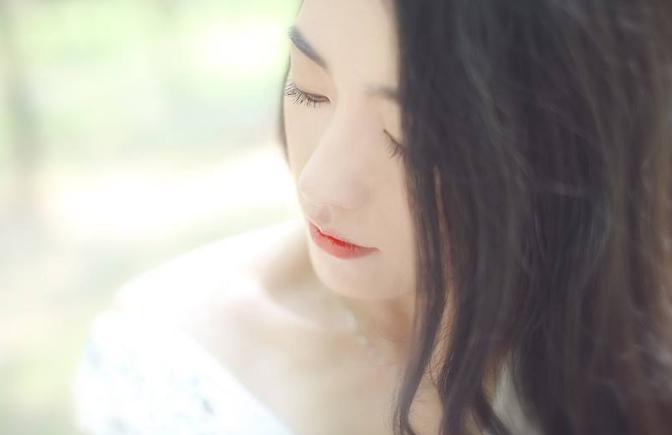 二婚老公每月给老婆多少钱合适，老婆上班有收入要不要给她零花钱