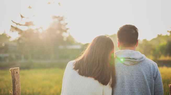 老公称呼老伴是什么心理，女人称呼老伴叫老头啥意思