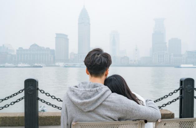 男人想抱抱你说明什么，男人想抱抱你你应该怎么回应