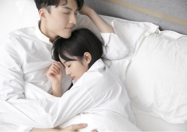 男人想抱抱你说明什么，男人想抱抱你你应该怎么回应