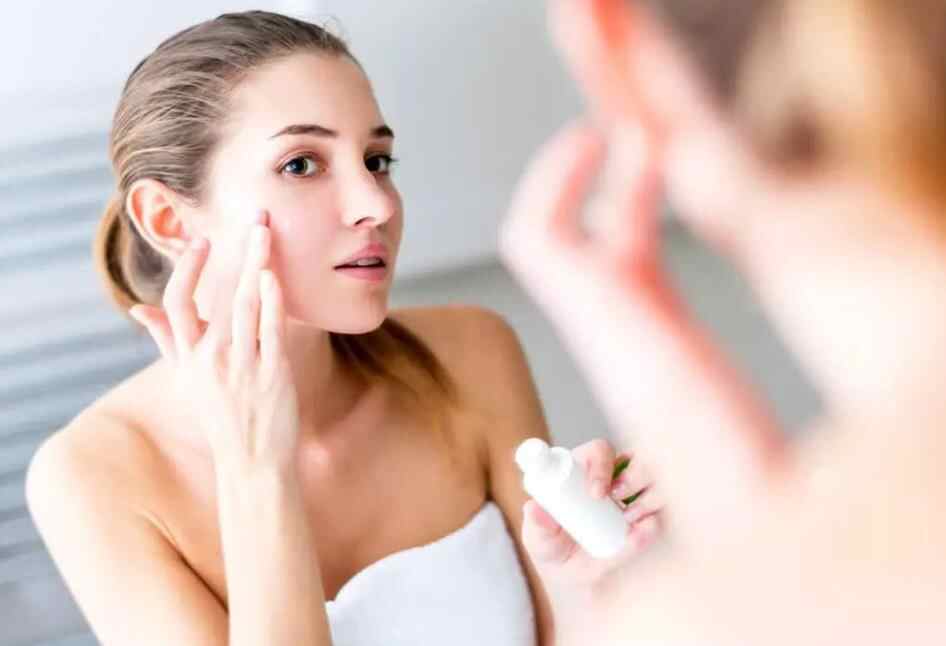 聪明的女人不会随便给男人打电话吗，女人主动借伞给男人代表什么