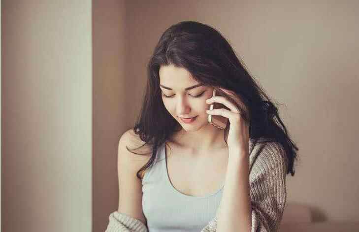 聪明的女人不会随便给男人打电话吗，女人主动借伞给男人代表什么